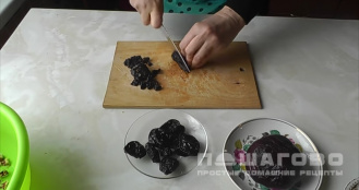 Фото приготовления рецепта: Салат из вареной свеклы с черносливом - шаг 2