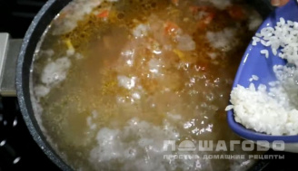 Фото приготовления рецепта: Суп из консервированного тунца с зеленым горошком - шаг 5