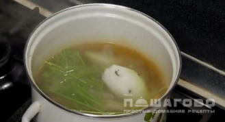 Фото приготовления рецепта: Суп луковый в горшочках - шаг 3