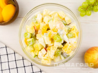 Фото приготовления рецепта: Салат с консервированными фруктами - шаг 3