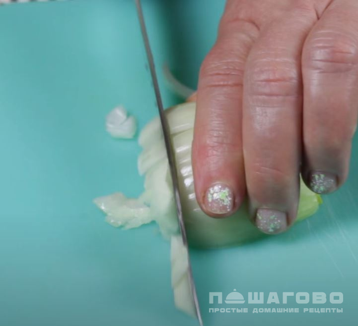 Фото приготовления рецепта: Куриный суп с яйцом - шаг 3