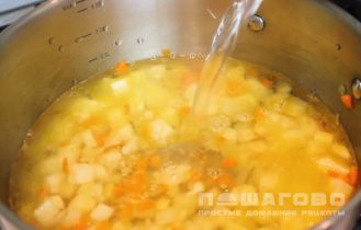 Фото приготовления рецепта: Крем-суп с плавленым сыром и картофелем - шаг 2