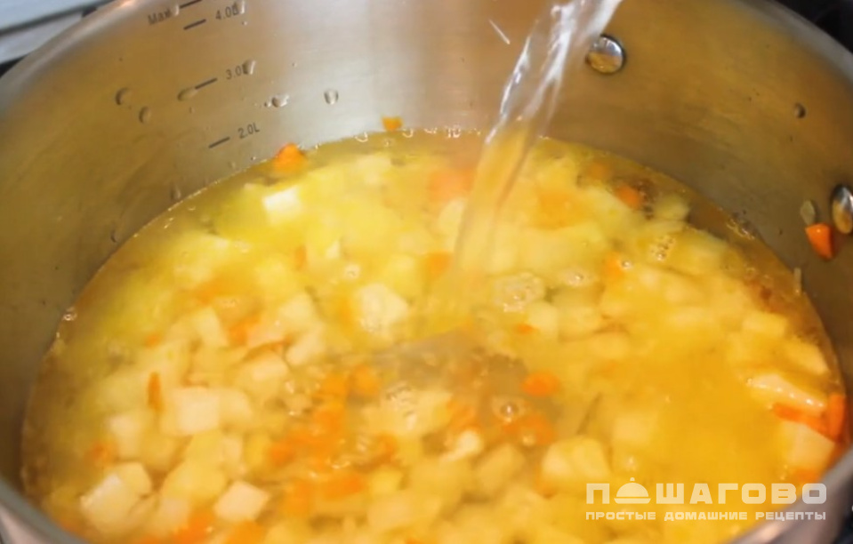Фото приготовления рецепта: Крем-суп с плавленым сыром и картофелем - шаг 2