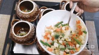 Фото приготовления рецепта: Суп с пельменями в горшке в духовке - шаг 1