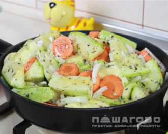 Фото приготовления рецепта: Кабачки, тушеные с овощами на сковороде - шаг 3