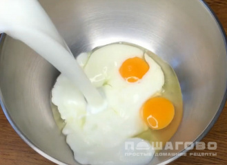 Фото приготовления рецепта: Картофельные блины на молоке - шаг 1