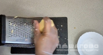 Фото приготовления рецепта: Картофельные драники с колбасой - шаг 3