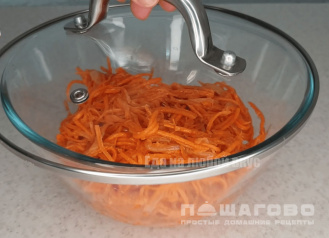 Фото приготовления рецепта: Салат с фунчозой и корейской морковью - шаг 2