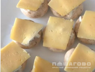 Фото приготовления рецепта: Нежные шампиньоны с сыром в микроволновке - шаг 3