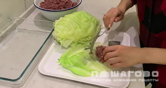 Фото приготовления рецепта: Тушеные голубцы с фаршем и заливкой со сметаной - шаг 4