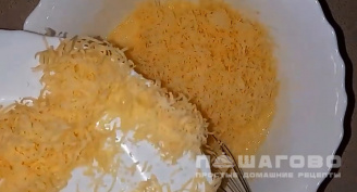 Фото приготовления рецепта: Рулет из сыра с грибами - шаг 2