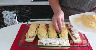 Фото приготовления рецепта: Фаршированные кабачки с фаршем, запеченные в духовке - шаг 17