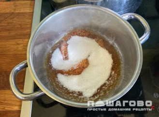 Фото приготовления рецепта: Карамельный бисквит - шаг 2