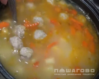 Фото приготовления рецепта: Суп с фрикадельками с сыром плавленным - шаг 5