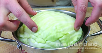 Фото приготовления рецепта: Шницель из капусты со сметаной - шаг 2