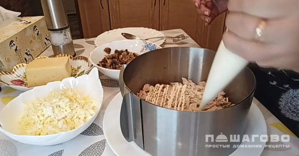Фото приготовления рецепта: Салат с курагой и курицей - шаг 7
