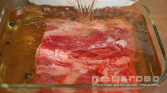 Фото приготовления рецепта: Буженина из свинины запеченная в рукаве в духовке - шаг 2