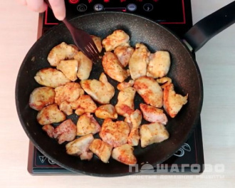 Фото приготовления рецепта: Бефстроганов из курицы с грибами - шаг 3