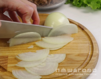 Фото приготовления рецепта: Шахтерский салат с солеными огурцами и мясом - шаг 3