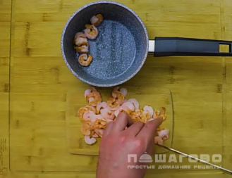 Фото приготовления рецепта: Салат Красное море с креветками - шаг 5