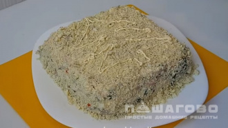 Фото приготовления рецепта: Салат Царский с кальмарами и красной икрой - шаг 7