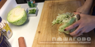 Фото приготовления рецепта: Салат из свежей капусты, колбасы и зелёного горошка - шаг 1