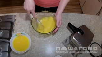 Фото приготовления рецепта: Советские вафли - шаг 2