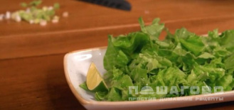 Фото приготовления рецепта: Салат из авокадо и креветок - шаг 6