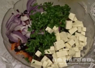 Фото приготовления рецепта: Салат по-гречески с красным луком (простой рецепт) - шаг 1