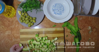 Фото приготовления рецепта: Салат с куриной грудкой авокадо и оливками - шаг 2