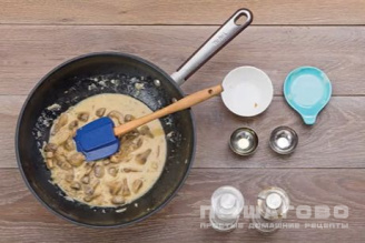 Фото приготовления рецепта: Медальоны из говядины с грибным соусом - шаг 4