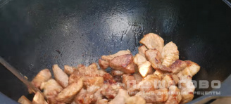Фото приготовления рецепта: Бигус из свежей капусты с мясом в казане - шаг 5