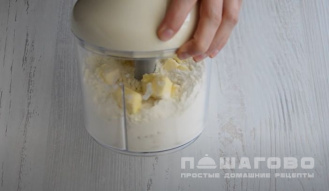 Фото приготовления рецепта: Пирог с замороженной черникой - шаг 3