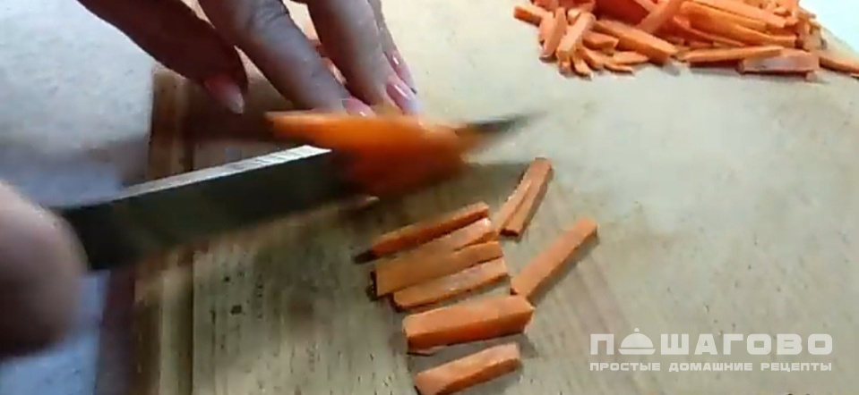 Фото приготовления рецепта: Рыбный суп из консервов с рисом и картошкой - шаг 2
