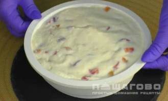 Фото приготовления рецепта: Молочное бланманже со сметаной и фруктами - шаг 5