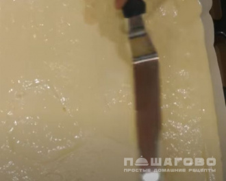 Фото приготовления рецепта: Простые бисквитные пирожные с прослойкой масляного крема - шаг 3