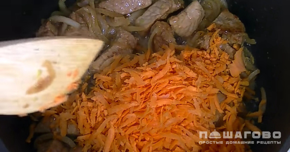 Фото приготовления рецепта: Рагу из мяса в казане классическое жаркое - шаг 6