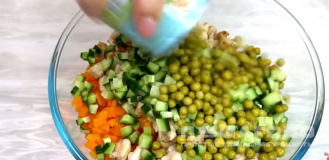 Фото приготовления рецепта: Салат оливье с мясом и свежими огурцами - шаг 10