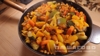 Фото приготовления рецепта: Рагу из тыквы и цукини с тушеными овощами - шаг 5