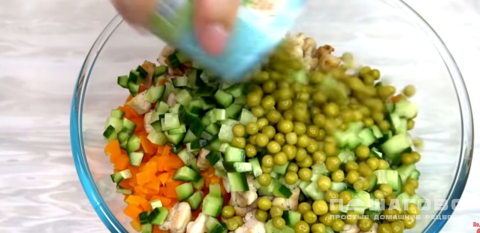 Фото приготовления рецепта: Салат оливье с мясом и свежими огурцами - шаг 10
