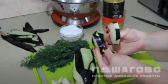 Фото приготовления рецепта: Жареные баклажаны с чесноком - шаг 2