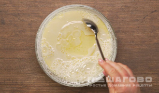 Фото приготовления рецепта: Заварные блины на молоке и кипятке - шаг 2