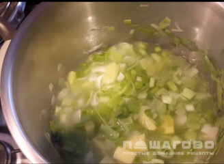 Фото приготовления рецепта: Суп-пюре из лука-порея - шаг 3