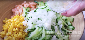 Фото приготовления рецепта: Салат с креветками с сыром - шаг 6