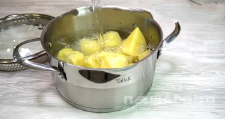 Фото приготовления рецепта: Картофельная запеканка с фаршем в духовке - шаг 1