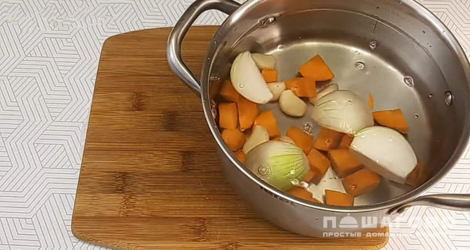Фото приготовления рецепта: Овощной бульон для супа без мяса - шаг 4