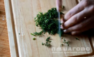 Фото приготовления рецепта: Греческий салат с мятой - шаг 5
