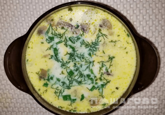 Фото приготовления рецепта: Сырный суп по-французски с курицей и грибами - шаг 4