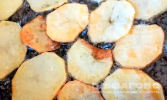 Фото приготовления рецепта: Картофельные чипсы по-домашнему со сметаной - шаг 2
