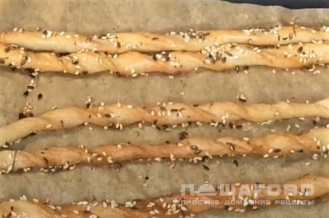 Фото приготовления рецепта: Цельнозерновые хлебные палочки с семенами льна - шаг 4